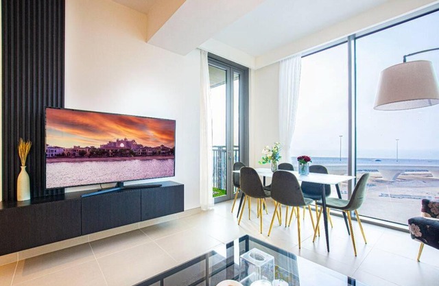 Stylish 1 Bedroom in 5242 with Full Sea View by Ofex