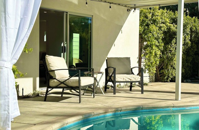 Stylish 1-bedroom Guesthouse with pool, close to town