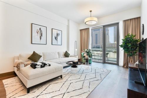 Stylish 1 BR in Canal Front with Pool and Gym Access
