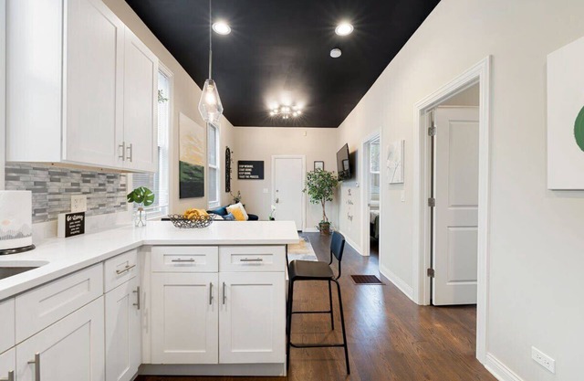 Stylish 2 BDR Coach House Steps From Lake