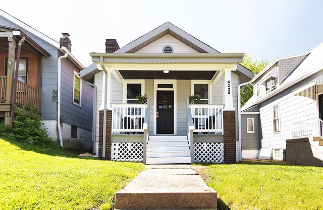 Stylish 2-bedroom home with free parking on street