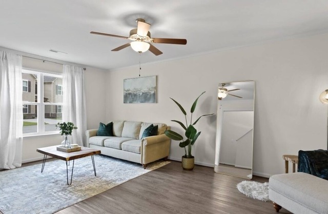 Stylish 2-Bedroom Townhome!