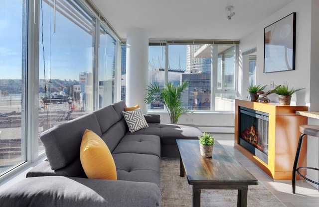 Stylish 2BD Condo in Downtown with Marina View