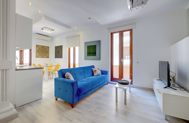 Stylish 2BR Apart, Steps Away from the Beach