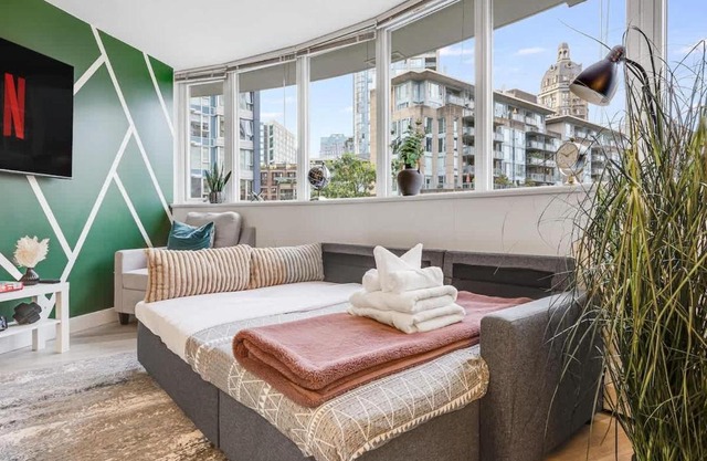 Stylish 2BR Condo By Rogers Arena DT w Parking
