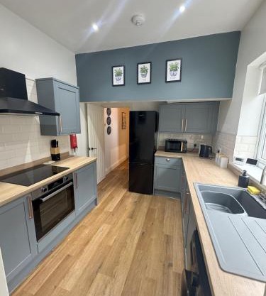 Stylish 3 Bed House in Fratton with Garden & Parking, Sleeps 6