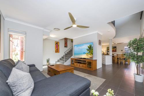 Stylish 3-Bed Townhouse with Courtyard & BBQ