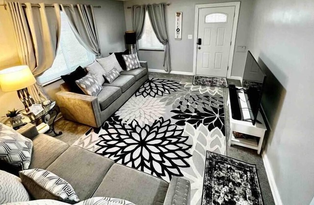 Stylish 3 Bedroom Cape Cod Cutie 10 Min to Dwntn