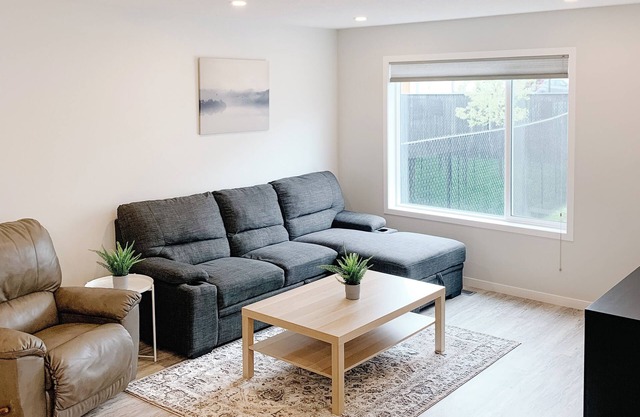 Stylish 3 Bedroom Retreat in South Cochrane