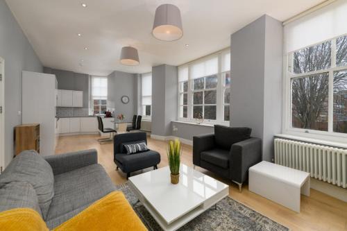 Stylish 3BR Cardiff Apt with Balcony and Parking!
