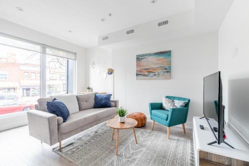 Stylish 3BR Condo near High Park Trails Nearest Intersection Dundas St W