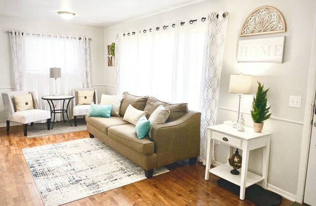 Stylish 3BR, Sofa Sleeper, 2 Living Rooms, Fenced Yard, located Saginaw Township