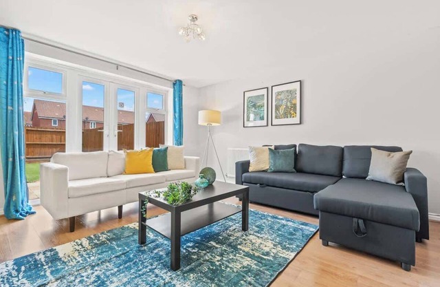Stylish 4 Bedroom House in St Neots w Free Parking