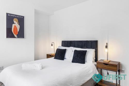 Stylish 4BR House - Near City Hospital, Sherwood, Clinton Market, QMC & City Centre - Sleeps 8