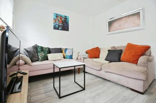 Stylish 5 Bed House Centre Of Coventry Sleeps 12