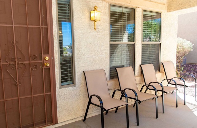 Stylish 5 Bedroom 3 Bath Getaway with Full Kitchen