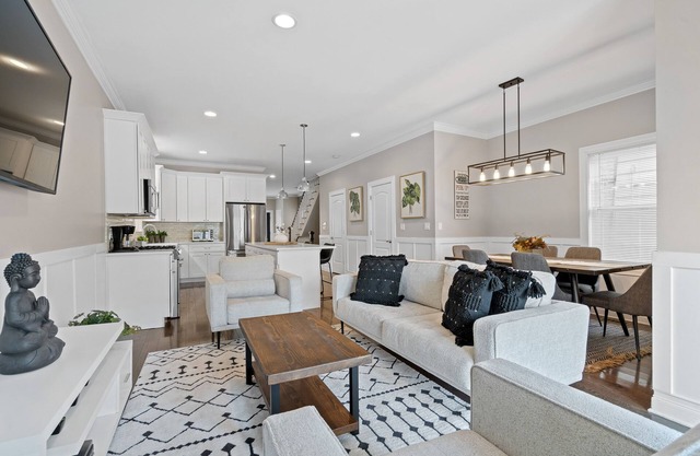 Stylish 6 Bedroom Home in Trendy Logan Square!