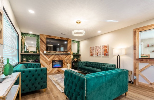 Stylish and funky, minutes away from everything NWA has to offer!