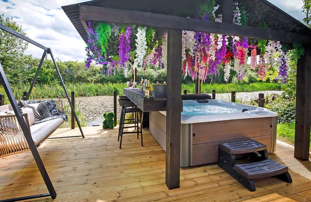 Stylish and luxurious open plan lodge with underfloor heating and smart TV.
