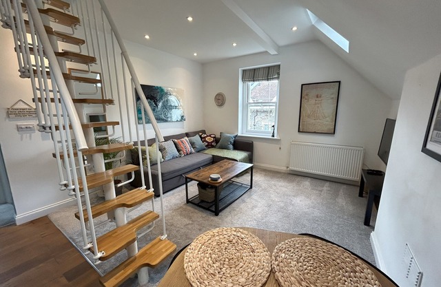 Stylish Apartment in the Heart of Clifton Village. Street Parking permit avail.