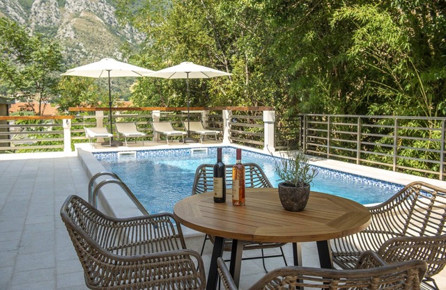 Stylish Apartment With Balcony & Pool Access Near The Historical Town
