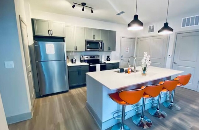 Stylish Apt in Historic Ybor City! Mins away from 7th Avenue and Downtown Tampa!