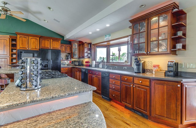 Stylish Aurora Farmhouse w/Deck, Animals On-Site!