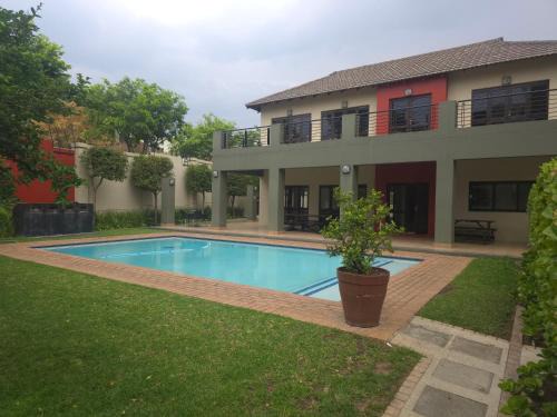 Stylish Bachelor Pad in the Heart of Fourways