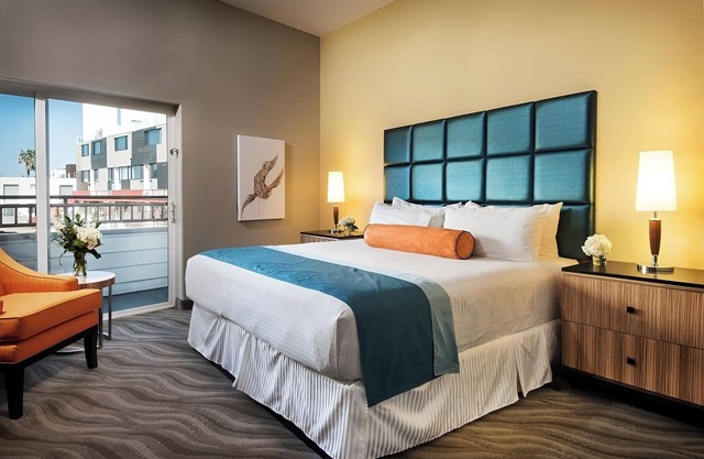Stylish Balcony Room Near Waterfront Trails, Galleries, Markets and Dining