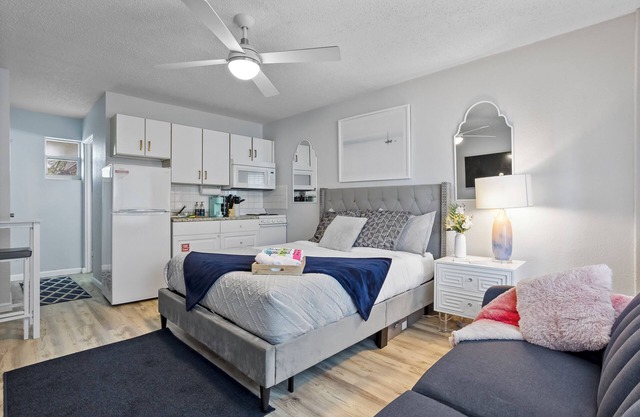 Stylish Beachside Studio~Pool~Gym~Kitchen~Parking