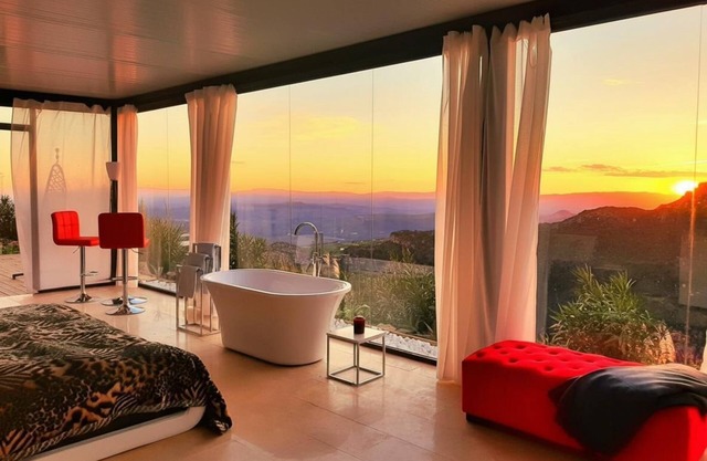 Stylish, beautiful and exotic Oleandro glass Suite