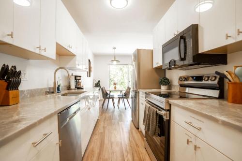 Stylish Bellevue Stay half mile to downtown