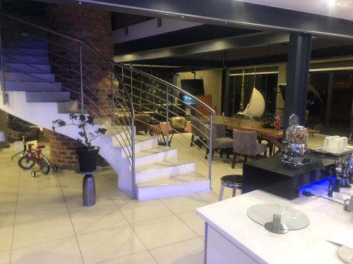 Stylish celeb style Huge secure 3 beds and baths
