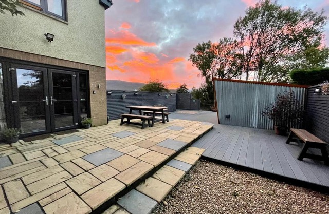 Stylish, central studio with kitchen & large deck