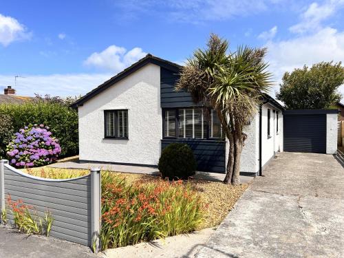 Stylish Coastal 2 Bedroom Bungalow
