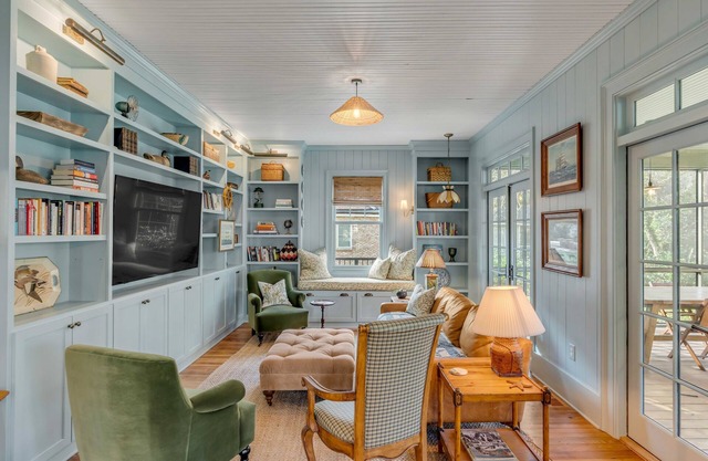 Stylish Cottage w/Gourmet Kitchen, Screened Patio & Gameroom — 7 mins from dt!