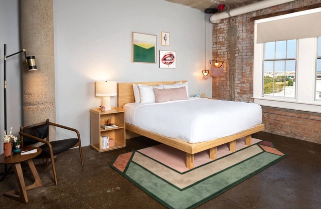 Stylish Dallas Stay: Rooftop Pool w/City Skyline Views! Artsy Vibes