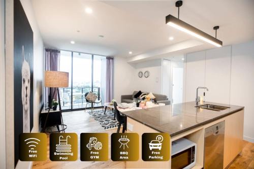 Stylish Decor 2BR South Brisbane Gym Pool Cine bo12510