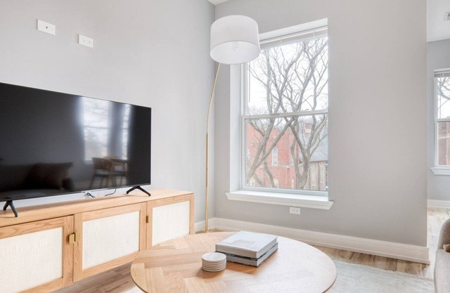 Stylish Edgewater 3BR nr Loyola & Red Line, by Blueground