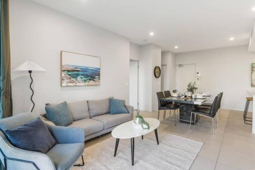 Stylish Escape 2 Ensuites plus Balcony near Shops