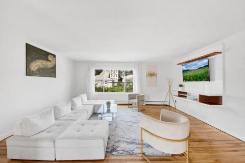 Stylish Escape with Game Room, Balcony and Free Parking