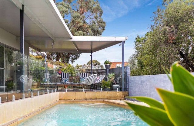 Stylish family and pet friendly 4 BR home with pool close to beach