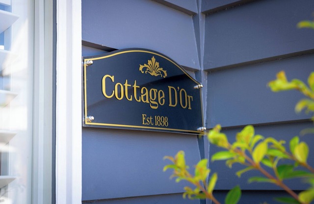 Stylish French-themed cottage, perfect for a relaxing getaway, Centrally Located