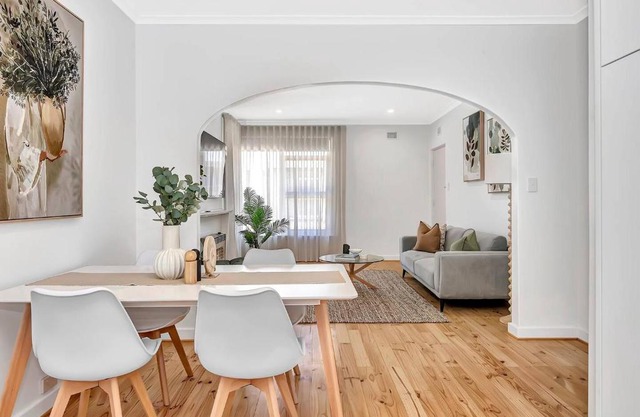 Stylish Glenelg Stay with Alfresco & Comfort