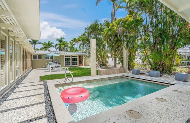 Stylish Hidden Gem w/Pool Steps to Lido Beach & St. Armands Circle