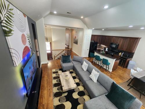 Stylish Home Private Pool, King Bed & Garage