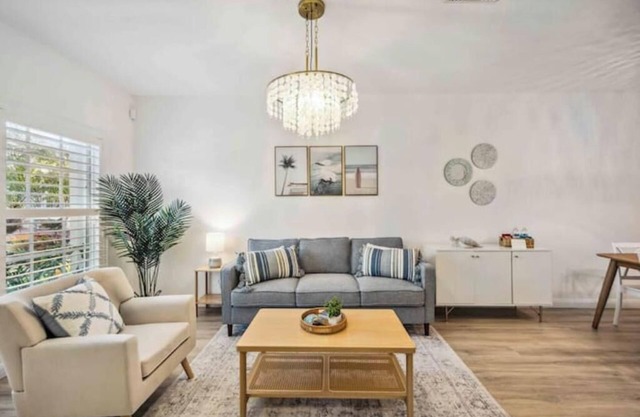 Stylish Home w/Heated Pool 25 min from Anna Maria, Bradenton Beach