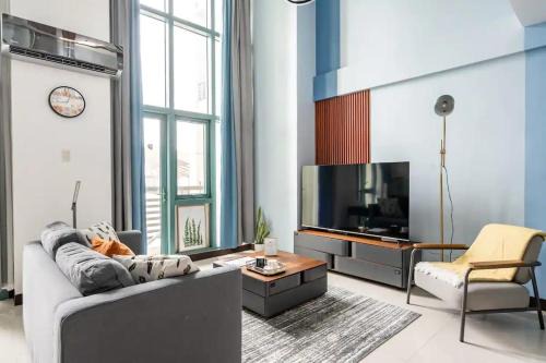 Stylish loft, 65 in UHDTV w Fast WiFi + Pool & Gym
