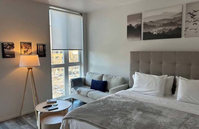 Stylish Midtown of Sacramento Luxurious and Spacious Studio at level 6 nice view