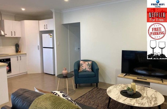 Stylish Modern Airport City WIFI Park Netflix Wine